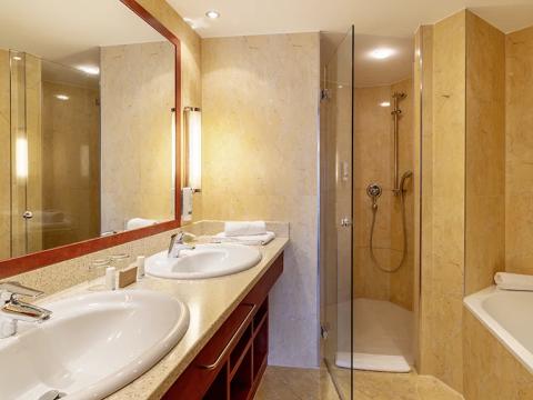 Bad mit Dusche und Wanne