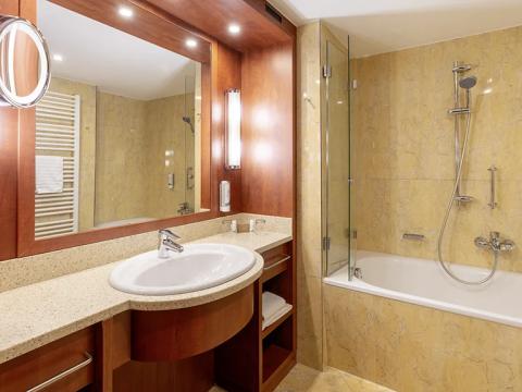 Ein Badzimmer mit Wanne