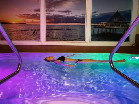 Schwerelos im Salzwasserschwebebad f&uuml;hlen
