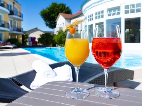 Genie&szlig;en Sie Cocktails direkt am Pool