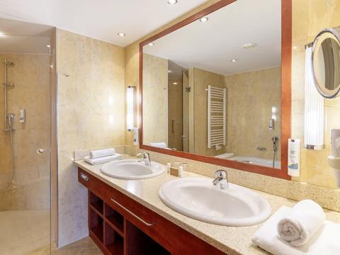 Bad mit Dusche und Wanne