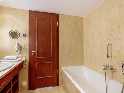 Bad mit Dusche und Wanne