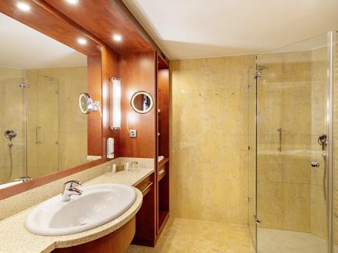 Ein Badzimmer mit Dusche