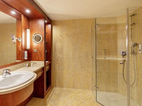 Badezimmer mit Dusche