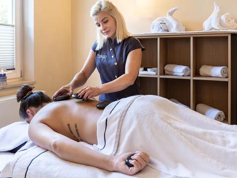 Klassische Wohlf&uuml;hl-Massagen mit flie&szlig;enden Massagegriffen, warmem &Ouml;l und der Kraft der 4 Elemente