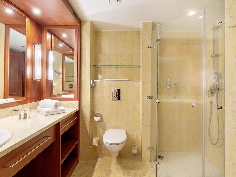 Komfort-Doppelzimmer Straßenseite - Bad mit Dusche